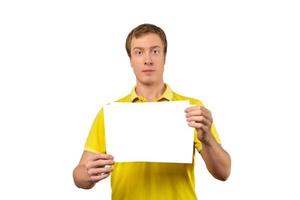 rolig attraktiv kille innehav tom papper ark, papper attrapp isolerat på vit bakgrund foto