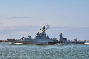 missil båt under sjö- övningar och parad, guidad missil jagare, örlogsfartyg i baltic hav foto