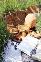 sommarpicknick på ett lavendelfält foto