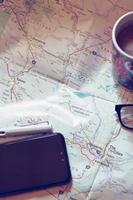 Karta, Karta av Washington stat, penna, glasögon, cell telefon, kaffe kopp på de tabell. foto