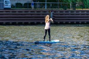 berlin, berlin Tyskland 23.07.2018 kvinna med en stående paddla i berlin foto