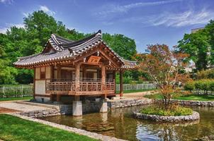 koreansk pagod med liten sjö i parken foto