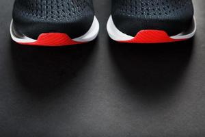 svart löpning skor med maska och svart skosnören närbild på en mörk bakgrund foto