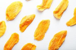 orange skivor av torkades socker mango isolerat foto