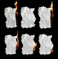 papper brinnande på svart bakgrund foto