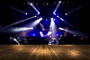topp skrivbord med ljus bokeh i konsert fläck bakgrund, trä tabell foto
