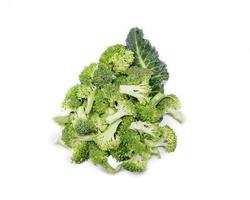 rå broccoli på vit bakgrund foto