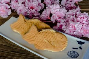 taiyaki kakor på trä bakgrund, japanska konfektyr foto