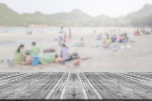 tömma trä- styrelse Plats plattform med många människor på de strand suddigt bakgrund foto