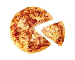 hawaiisk pizza isolerad på vit bakgrund foto
