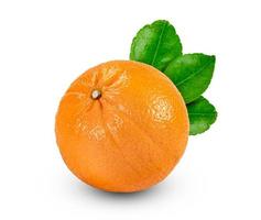 orange frukt med löv isolerat på vit bakgrund foto