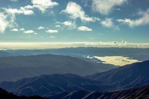 hav av dimma på doi phu kha nationell park, berg i thailand foto