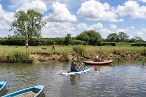 barcombe, öst sussex, Storbritannien - juni 26, 2022. segling förbi de ankare pub i barcombe på en somrar dag. oidentifierad människor foto