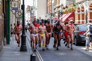 london, Storbritannien - juli 27. vänner joggning genom de gator av london, Storbritannien på juli 27, 2013. oidentifierad människor. foto