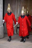 London - Mars 6. livräddare av de drottningar hushåll kavalleri i London på Mars 6, 2013. tre oidentifierad män foto