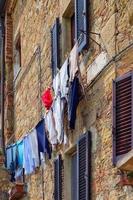 pienza, Toscana, Italien - Maj 19. tvättning hängande från byggnad i pienza Italien på Maj 19, 2013 foto