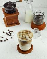iced kaffe med mjölk, choklad sirap och is foto