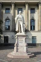 berlin, Tyskland, 2014. helmholtz staty utanför humboldt universitet i berlin foto