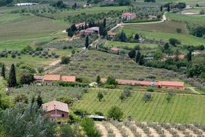 montepulciano, Toscana, Italien - Maj 17. jordbruksmark i val d'orcia nära montepulciano, tuscany på Maj 17, 2013 foto