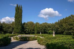 pienza, Toscana, Italien - Maj 17. kvinna statyer i de pund av palazzo massaini nära pienza i tuscany på Maj 17, 2013 foto