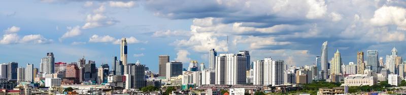 panorama bild - modern byggnad i företag distrikt på bangkok stad, thailand. foto