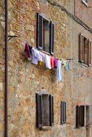 pienza, Toscana, Italien - Maj 18. tvättning hängande från en byggnad i pienza, Toscana, Italien på Maj 18, 2013 foto