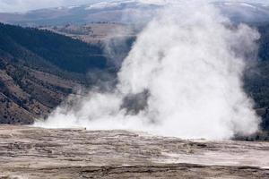 landskap av mammut varm fjädrar i yellowstone nationell parkera foto