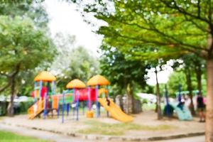 suddig bild av barns lekplats på offentlig parkera. foto