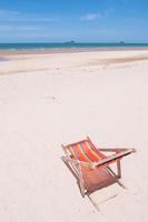 röd duk stol på de strand. foto