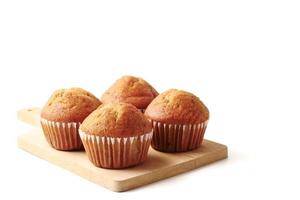 banan muffins på en trä- bricka, vit bakgrund, fri Plats för text. foto