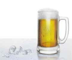 öl glas med vatten droppar och is kuber på vit bakgrund foto
