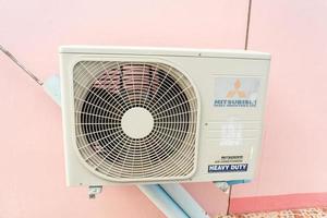 kondenserande enhet av luft konditionering system. kondenserande enhet. foto