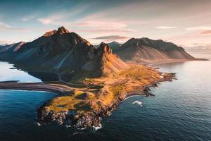 spektakulär montera eystrahorn i de krossasnesfjall berg räckvidd och solljus glans i de morgon- på kustlinje i sommar på öst av island foto