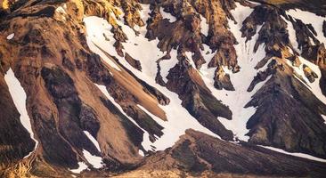 naturskön av vulkanisk berg med snö täckt i fjallabak natur boka på isländsk highlands på landmannalaugar, island foto