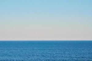 skön marinmålning med solnedgång himmel utan moln foto