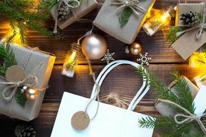 presentpaket till jul och nyår i miljövänliga material kraftpapper, levande granar, kottar, garn. taggar med mock up, naturlig inredning, handgjorda, gör-det-själv. kopieringsutrymme. platt, bakgrund foto