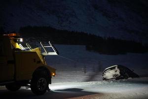 bil bogseras efter olycka i snöstorm foto