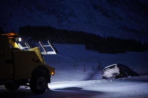 bil bogseras efter olycka i snöstorm foto
