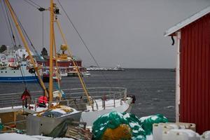 traditionella norska fiskarstugor och båtar foto