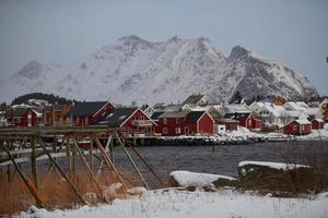 traditionella norska fiskarstugor och båtar foto
