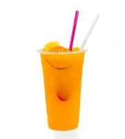 slask is med orange i plast cupon vit bakgrund. foto