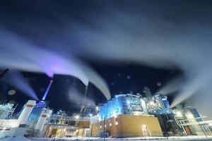 fabrik på natt luft förorening från industriell rök foto