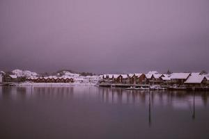 traditionella norska fiskarstugor och båtar foto