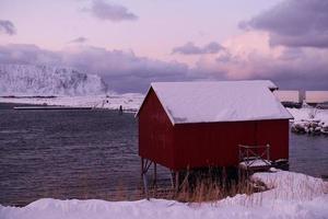 traditionella norska fiskarstugor och båtar foto