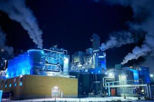fabrik på natt luft förorening från industriell rök foto