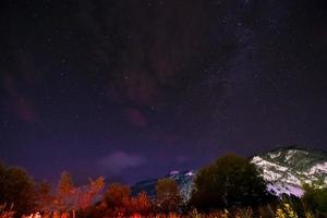 natt himmel ovan berg foto