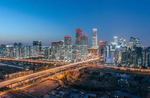 skymning urban skyline av Peking, huvudstaden i Kina foto