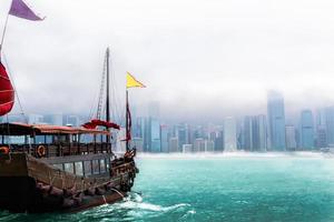 skräpbåt i Hong Kong City foto