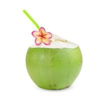 grön kokos frukt med plumeria blomma och rör isolerat på vit bakgrund foto