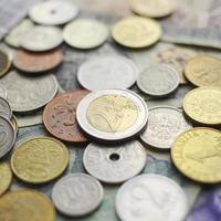 många olika mynt och sedlar samling. foto